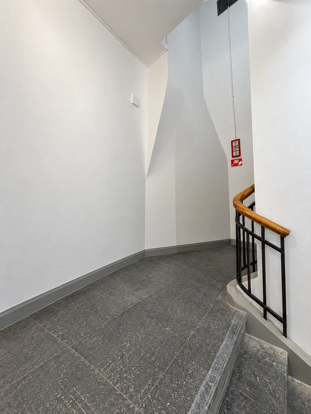 Tomt trapphusutrymme vid spiraltrappa i Solna före montering av gallerparti