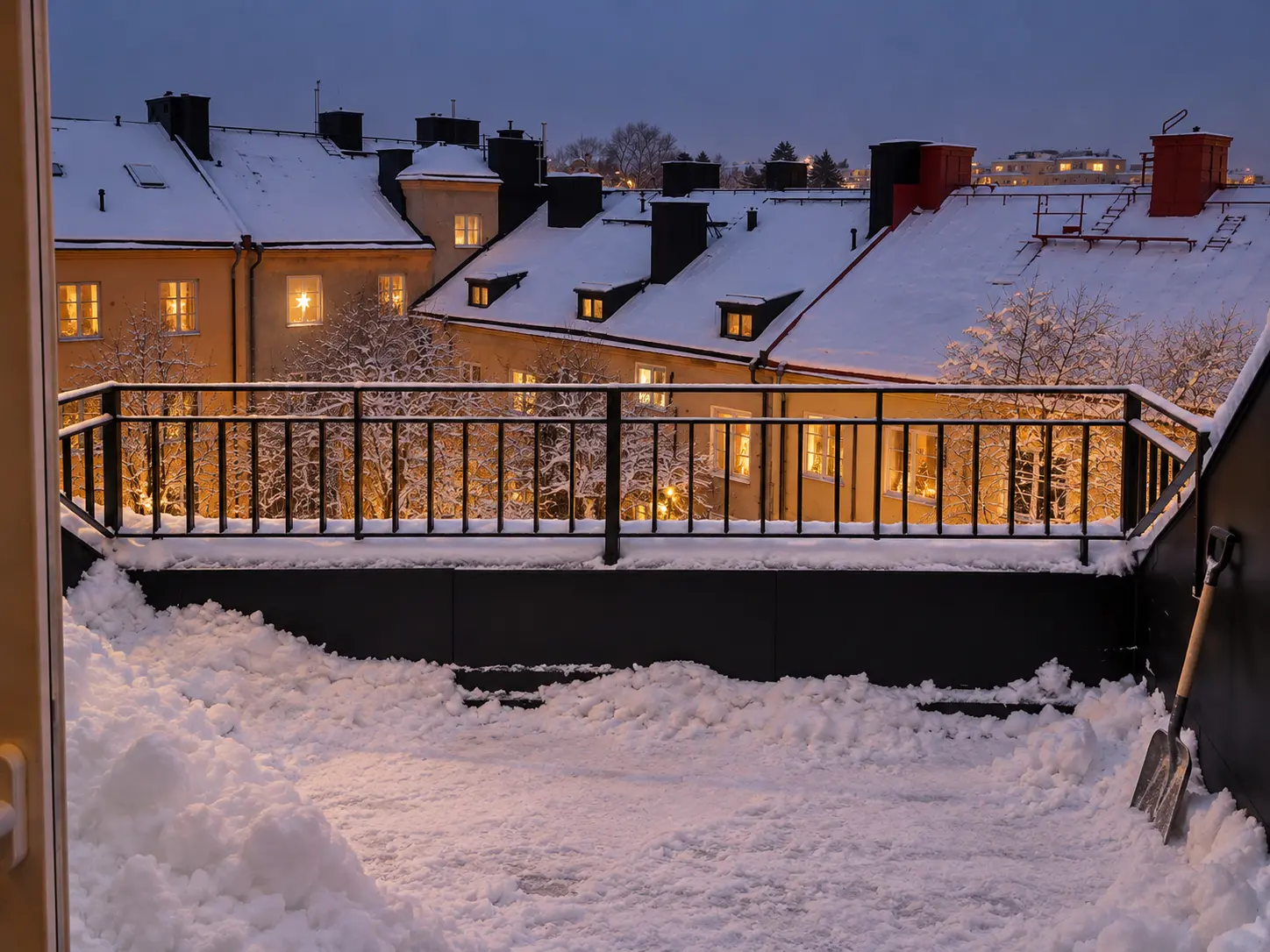 Svart balkongräcke på takterrass i Stockholm