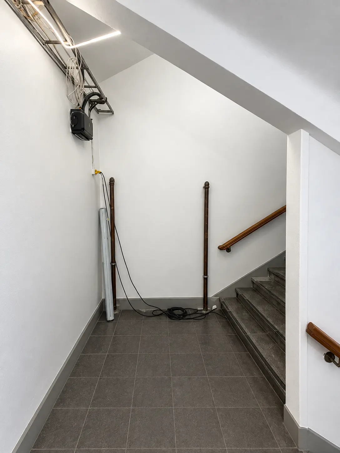 Öppet utrymme under trappa i trapphus i Stockholm före montering av gallerparti