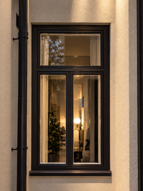 Fönster i putsad fasad i Stockholm före montering av fönstergaller